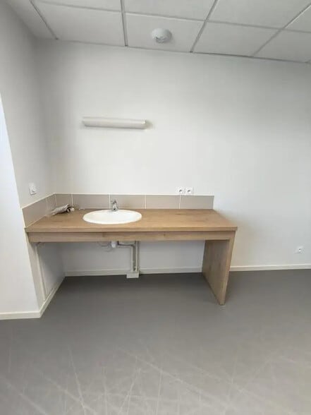Bureau dans Saint-Cyr-sur-Menthon à louer - Photo de l’immeuble – Image 3 sur 7