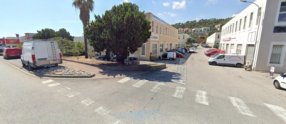 Local d’activités dans Saint-Laurent-du-Var à louer - Photo de l’immeuble – Image 2 sur 4