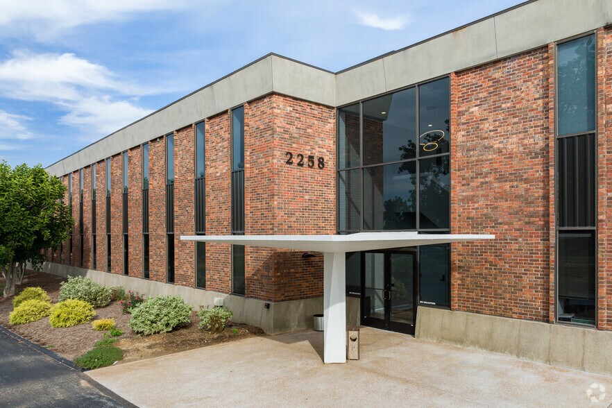 2258 Schuetz Rd, Maryland Heights, MO à vendre - Photo de l’immeuble – Image 3 sur 7