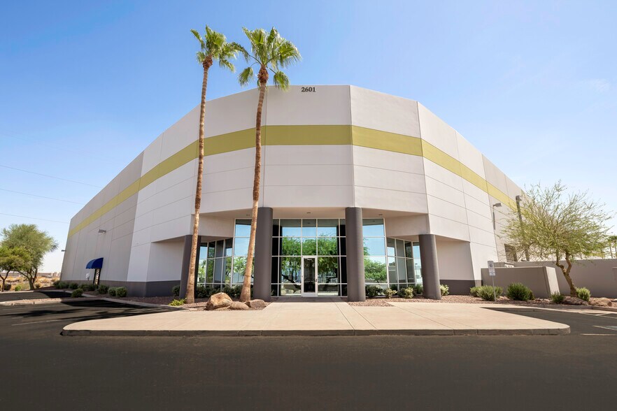 2601 S 37th St, Phoenix, AZ à louer - Photo de l’immeuble – Image 2 sur 12