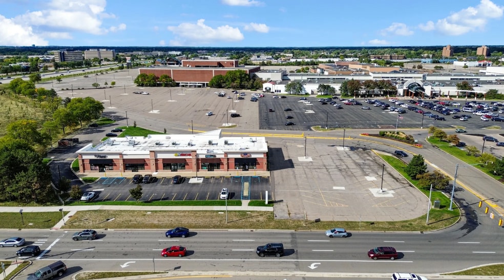 506 W 14 Mile Rd, Troy, MI à vendre - Photo de l’immeuble – Image 3 sur 7