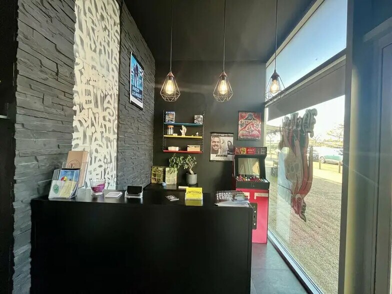 Local commercial dans Saint-Laurent-des-Arbres à louer - Hall d’entrée – Image 3 sur 5