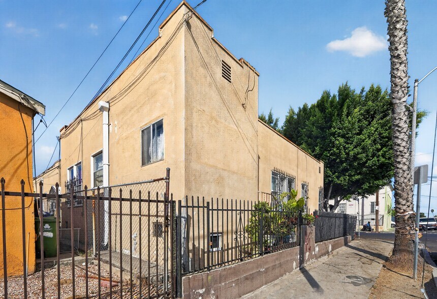 620-628 N Fickett St, Los Angeles, CA à vendre - Photo de l’immeuble – Image 3 sur 10