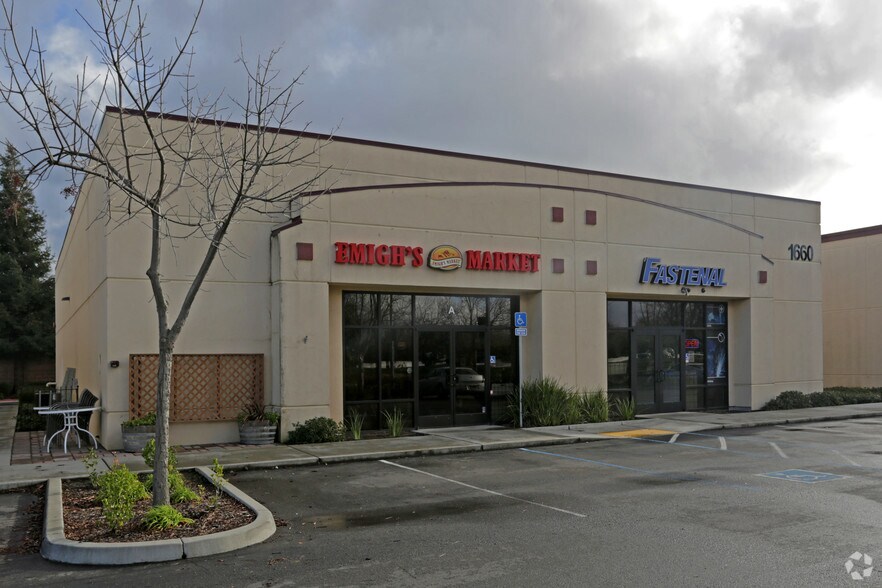1660 N Lincoln St, Dixon, CA à louer - Photo de l’immeuble – Image 3 sur 5