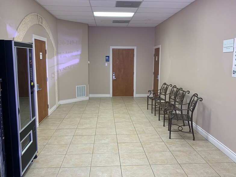 801 N Main St, Boerne, TX à louer - Photo de l’immeuble – Image 2 sur 14
