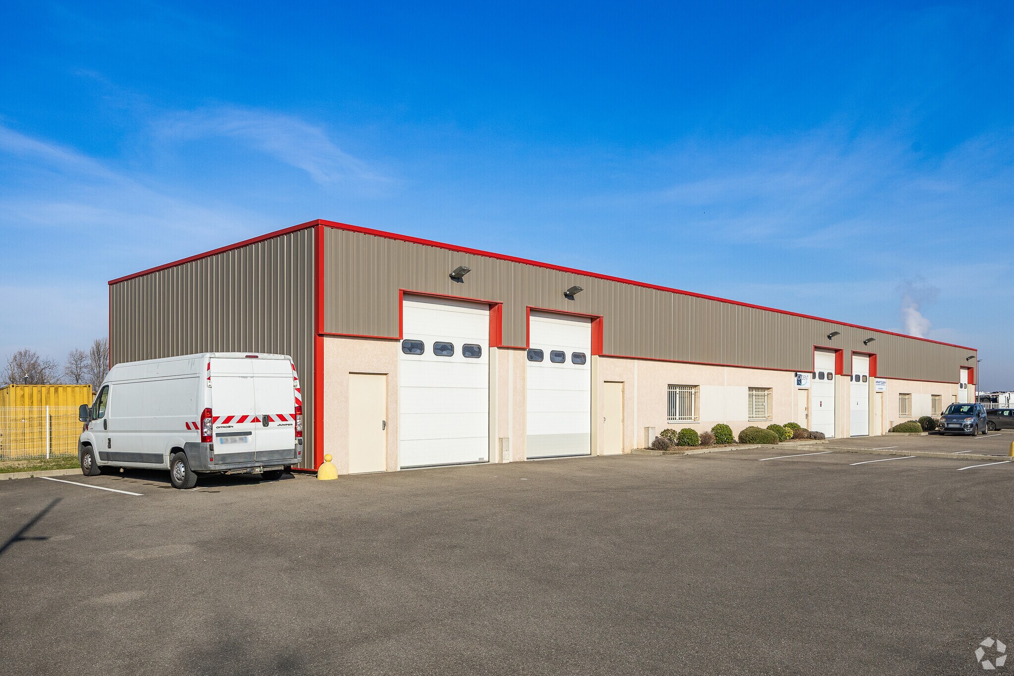 Local d’activités dans Chassieu à louer Photo de l’immeuble– Image 1 sur 9