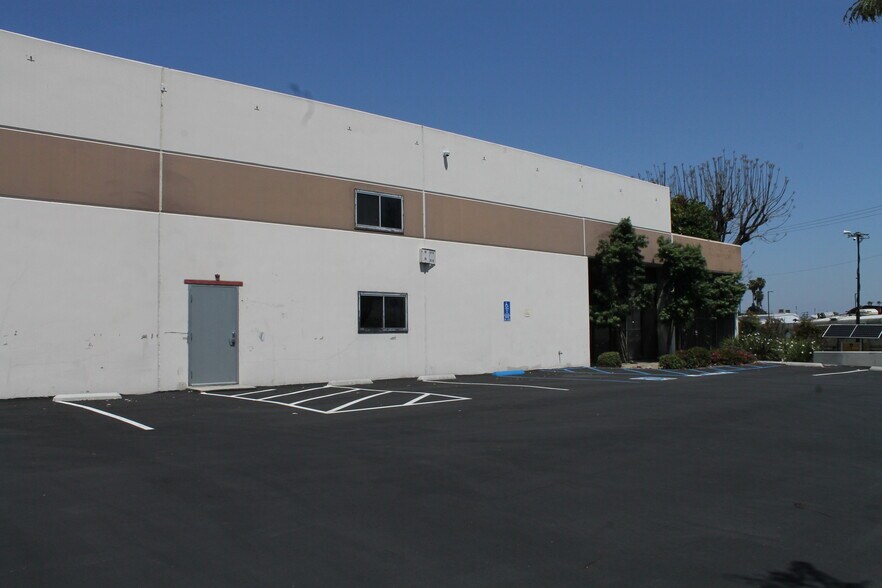 18737 S Reyes Ave, East Rancho Dominguez, CA à vendre - Photo de l’immeuble – Image 2 sur 68