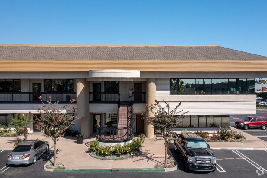 5772 Bolsa Ave, Huntington Beach, CA à vendre - Photo de l’immeuble – Image 3 sur 7