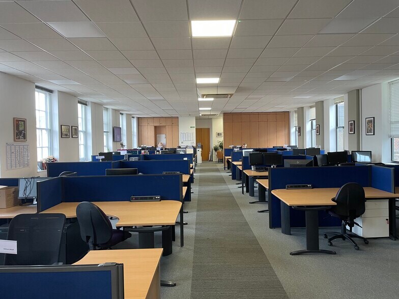 211 High St, Berkhamsted à louer - Photo de l’immeuble – Image 2 sur 6