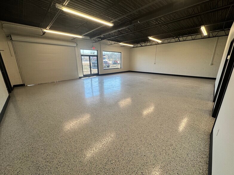 2502-2504 English Rd, High Point, NC à louer - Photo intérieure – Image 2 sur 3
