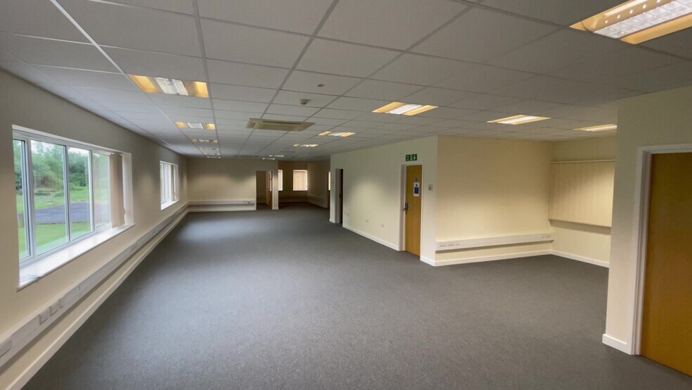 Epsom Sq, Trowbridge à vendre - Photo de l’immeuble – Image 2 sur 3