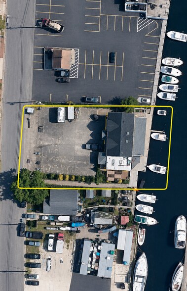 9 Degnon Blvd, Bay Shore, NY à vendre - Photo de l’immeuble – Image 2 sur 21