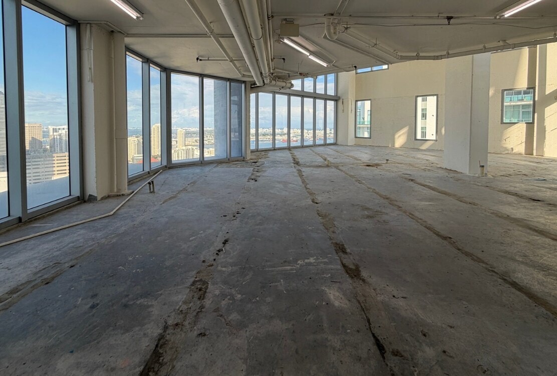1300 Brickell Bay Dr, Miami, FL 33131 - Lot Rooftop -  - Photo intérieure - Image 2 of 2