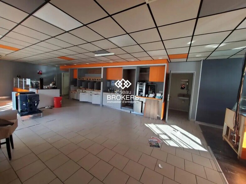 Local commercial dans Valserhône à louer - Photo de l’immeuble – Image 3 sur 5