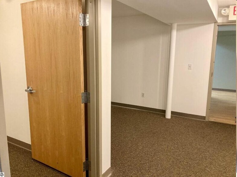 221 Garland St, Traverse City, MI à louer - Photo intérieure – Image 1 sur 9