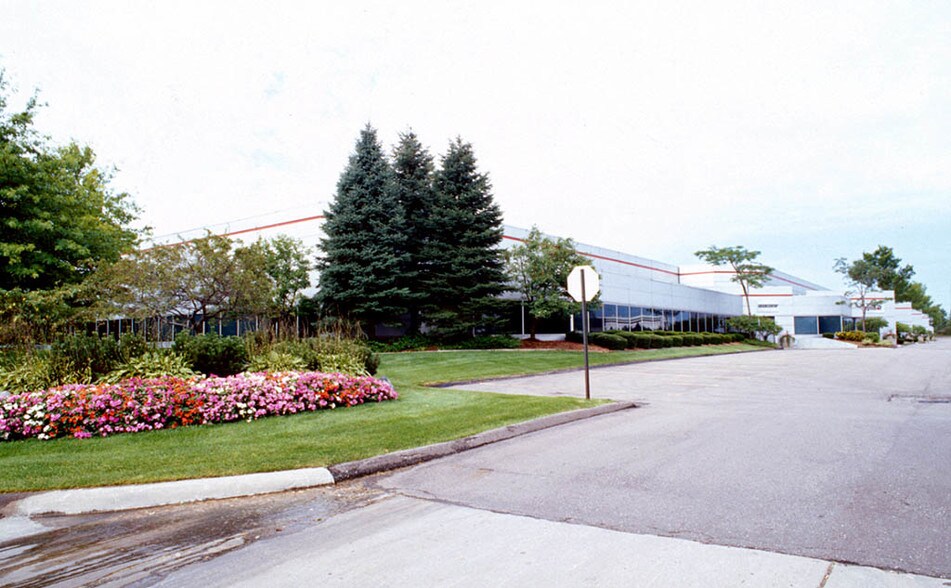 23399 Commerce Dr, Farmington Hills, MI à louer - Photo de l’immeuble – Image 2 sur 7