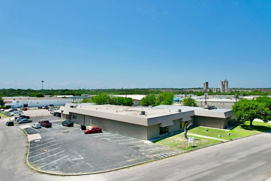 9707 Ball St, San Antonio, TX à louer - Photo de l’immeuble – Image 3 sur 7