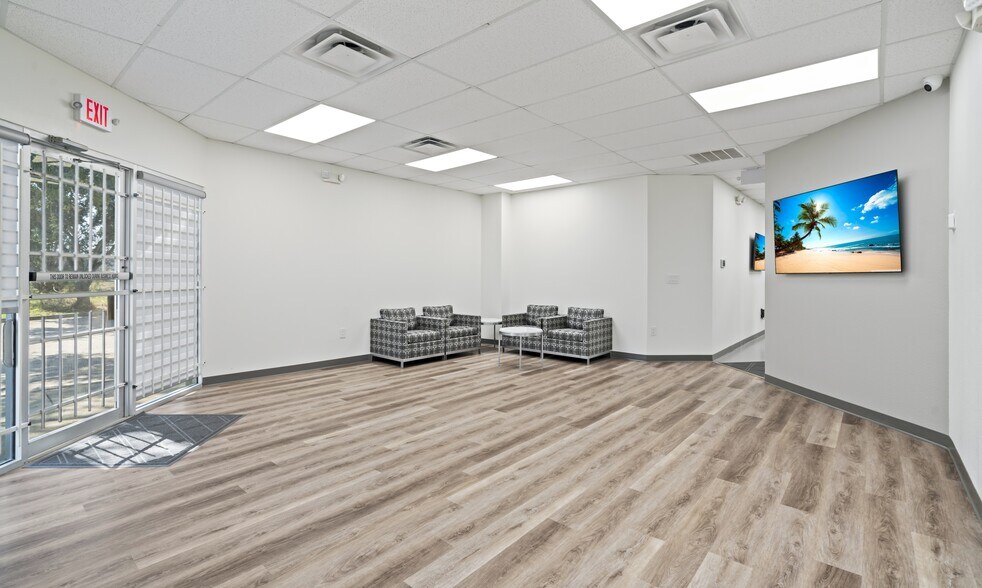 3664 Walnut Bend Ln, Houston, TX à louer - Photo de l’immeuble – Image 3 sur 13