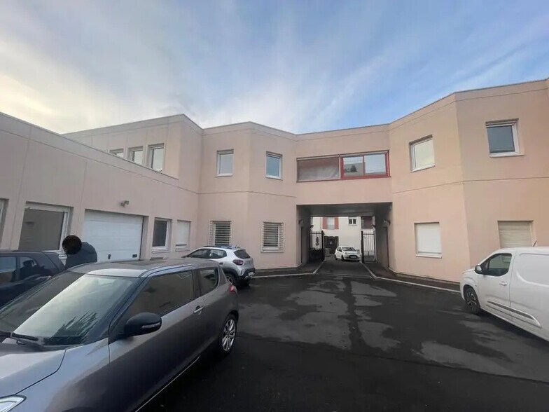Local d'activités dans Nanterre à vendre - Photo de l’immeuble – Image 2 sur 12