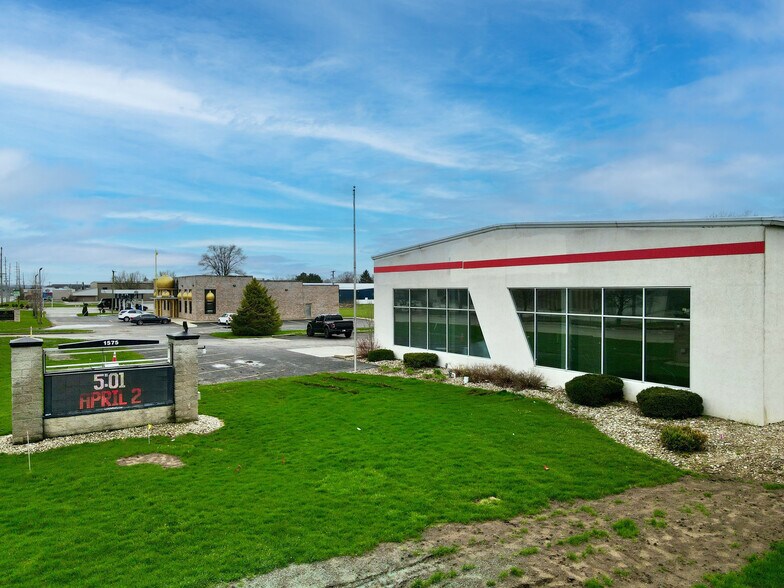 1575 N Bendix Dr, South Bend, IN à vendre - Photo de l’immeuble – Image 2 sur 14