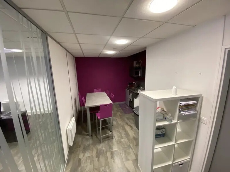 Bureau dans Voisins-le-Bretonneux à louer - Photo de l’immeuble – Image 3 sur 6