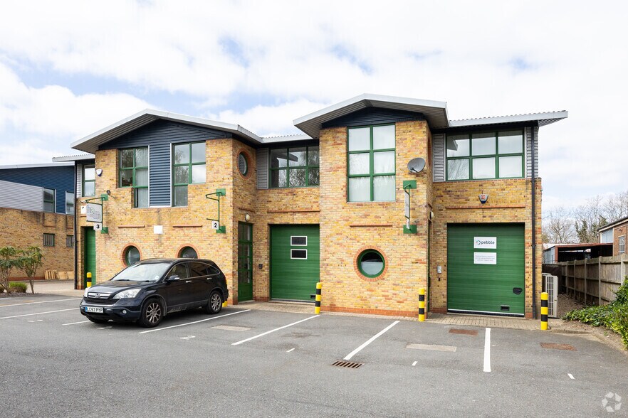 Blenheim Rd, Epsom à louer - Photo de l’immeuble – Image 3 sur 9