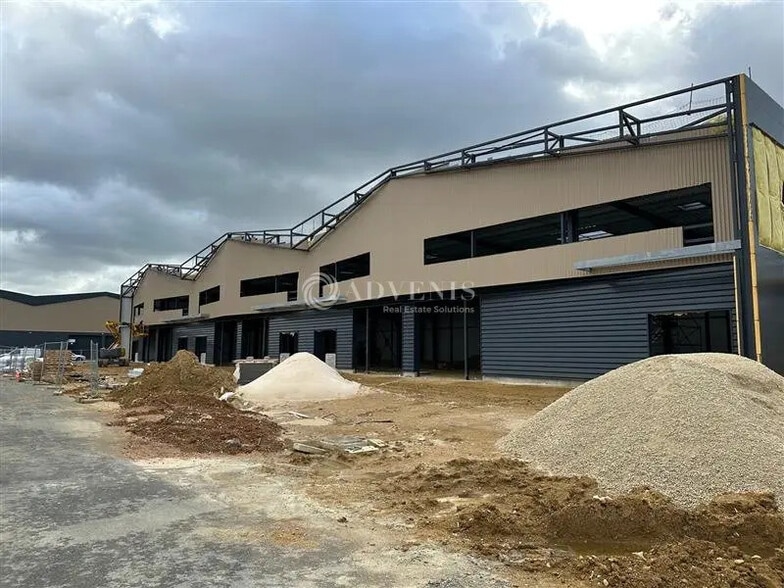 Local d'activités dans Moissy-Cramayel à vendre - Photo de l’immeuble – Image 1 sur 7