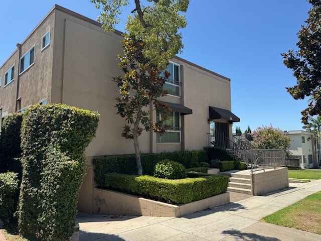 528 E Verdugo Ave, Burbank, CA à vendre - Photo de l’immeuble – Image 1 sur 6