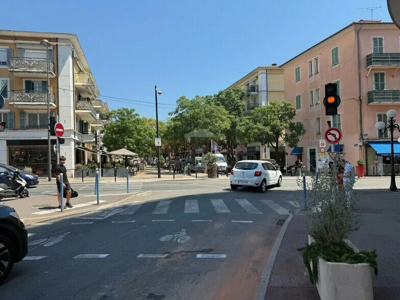 Local commercial dans Cagnes-sur-Mer à louer - Photo de l’immeuble – Image 3 sur 7