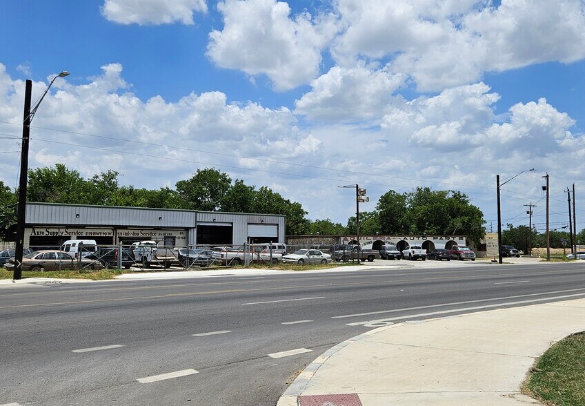 1119 Historic Old Hwy 90, San Antonio, TX à vendre - Photo de l’immeuble – Image 2 sur 6
