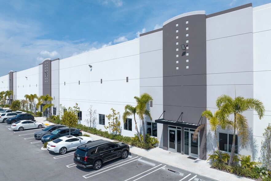 8465 W 44th Ave, Hialeah, FL à louer - Photo de l’immeuble – Image 3 sur 4