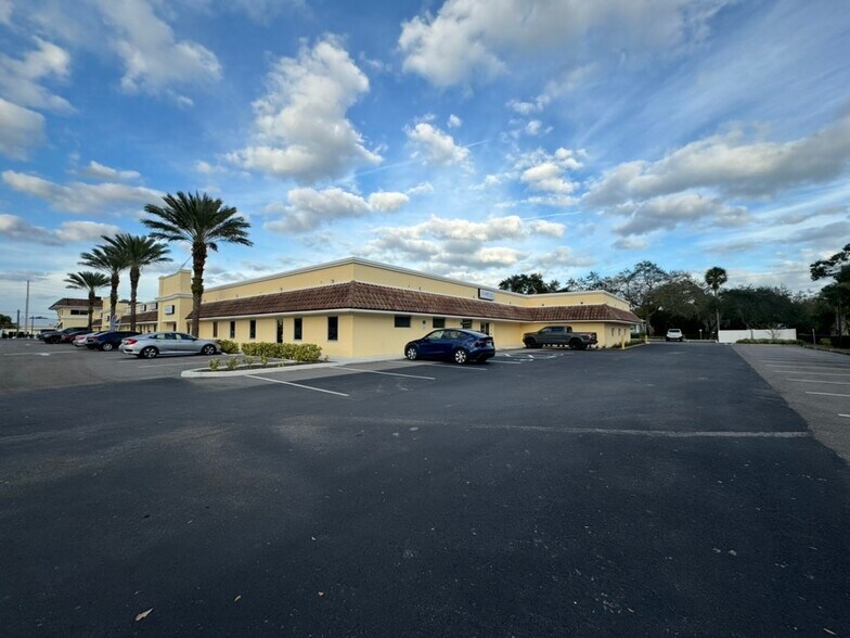 2225 S Babcock St, Melbourne, FL à louer - Photo de l’immeuble – Image 3 sur 3