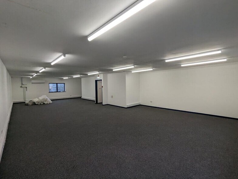 Boundary Rd, Woking à louer - Photo de l’immeuble – Image 2 sur 4
