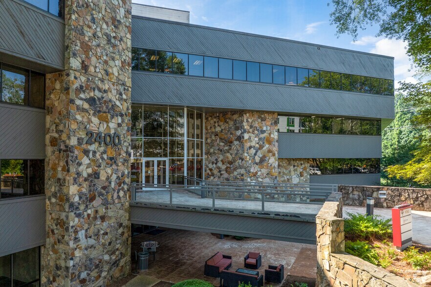 2400 Lake Park Dr SE, Smyrna, GA à louer - Photo principale – Image 1 sur 20