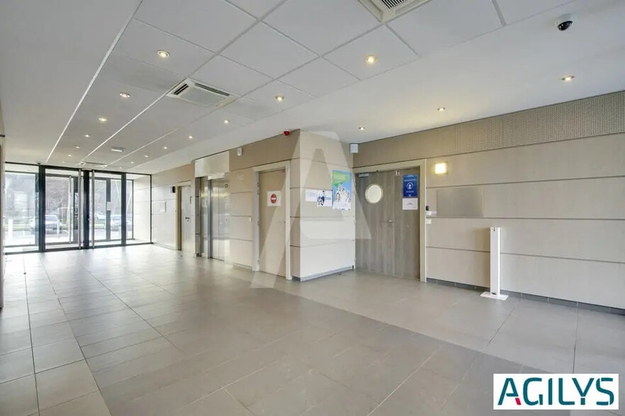 Bureau dans Saclay à louer - Hall d’entrée – Image 2 sur 12