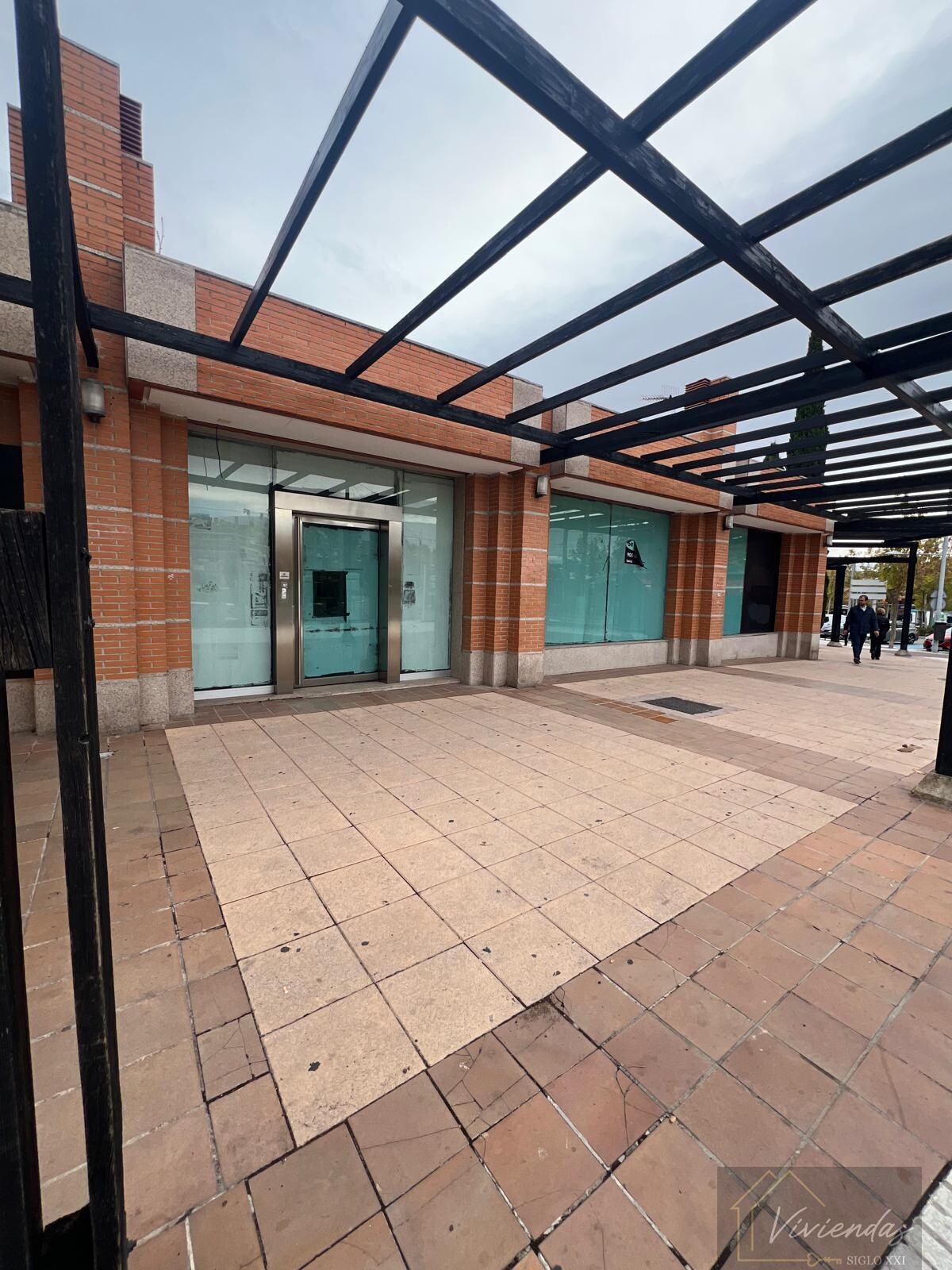 Local commercial dans Boadilla del Monte, Madrid à louer Photo de l’immeuble– Image 1 sur 5