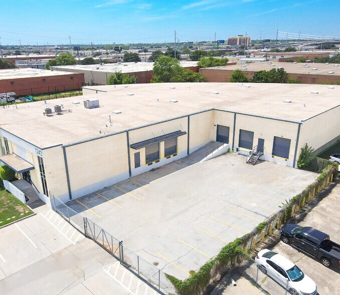 1241-1243 Majesty Dr, Dallas, TX à louer - Photo de l’immeuble – Image 3 sur 13