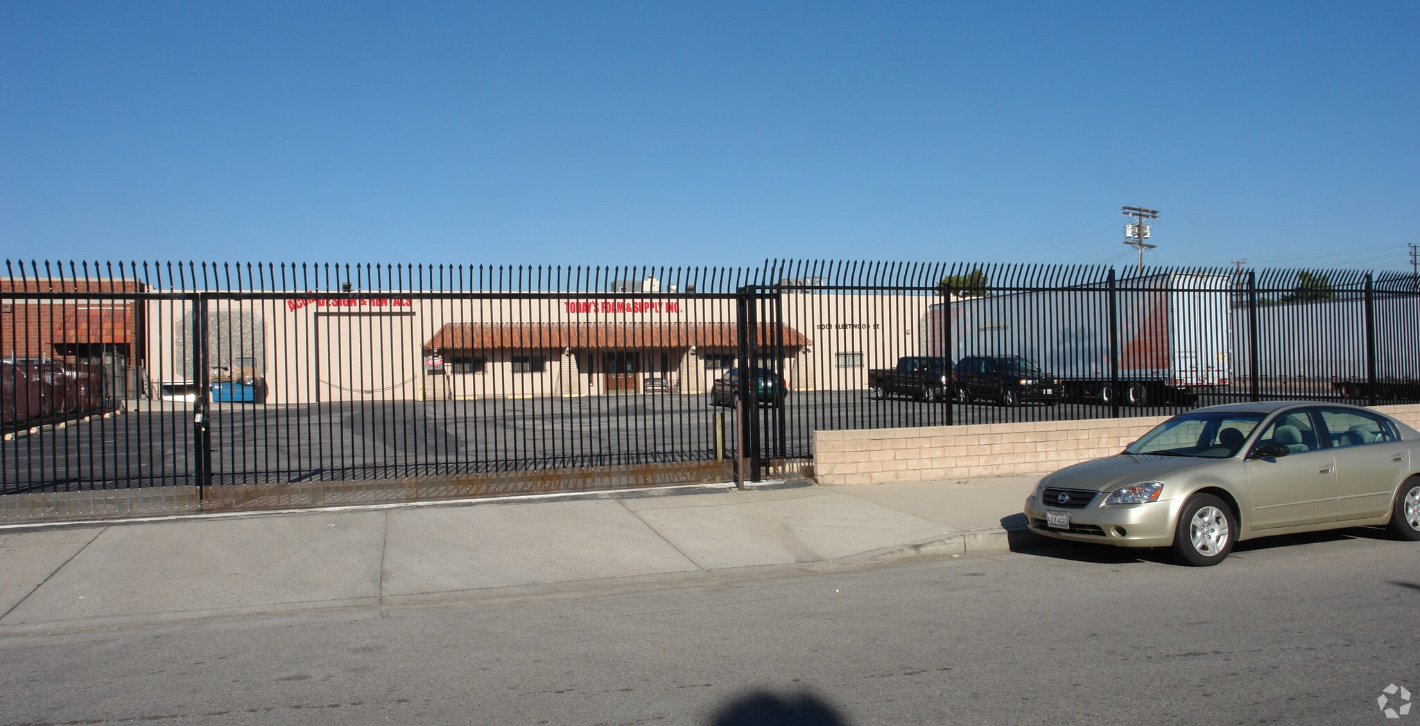 11001 Fleetwood St, Sun Valley, CA à louer Photo principale– Image 1 sur 5