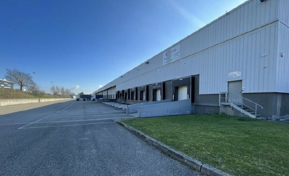 Local d'activités dans Saint-Quentin-Fallavier à vendre - Photo de l’immeuble – Image 2 sur 9
