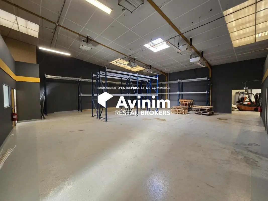Industriel/Logistique dans Saint-Maximin à louer Photo de l’immeuble– Image 1 sur 9