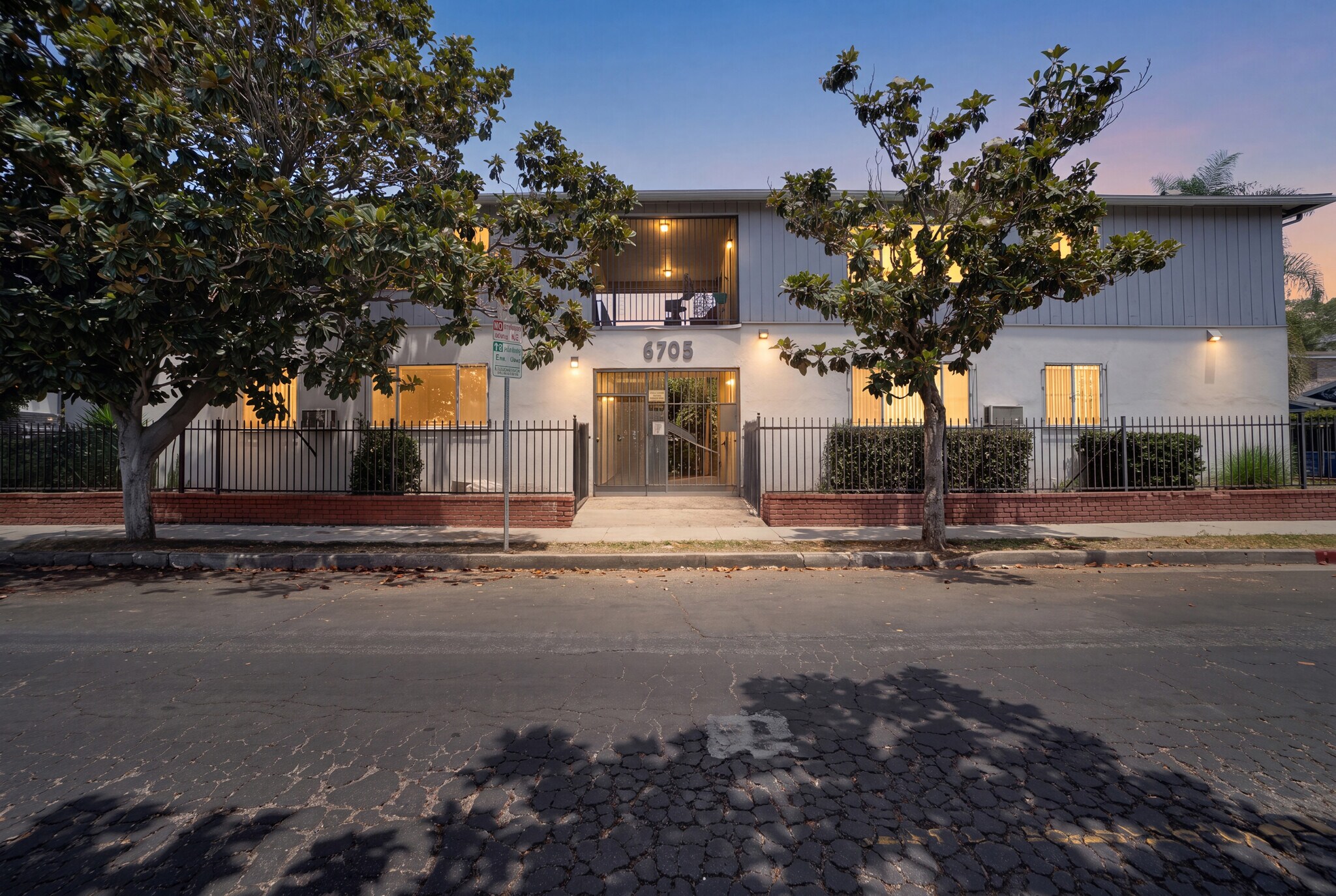 6705 De Longpre Ave, Los Angeles, CA à vendre Photo de l’immeuble– Image 1 sur 34