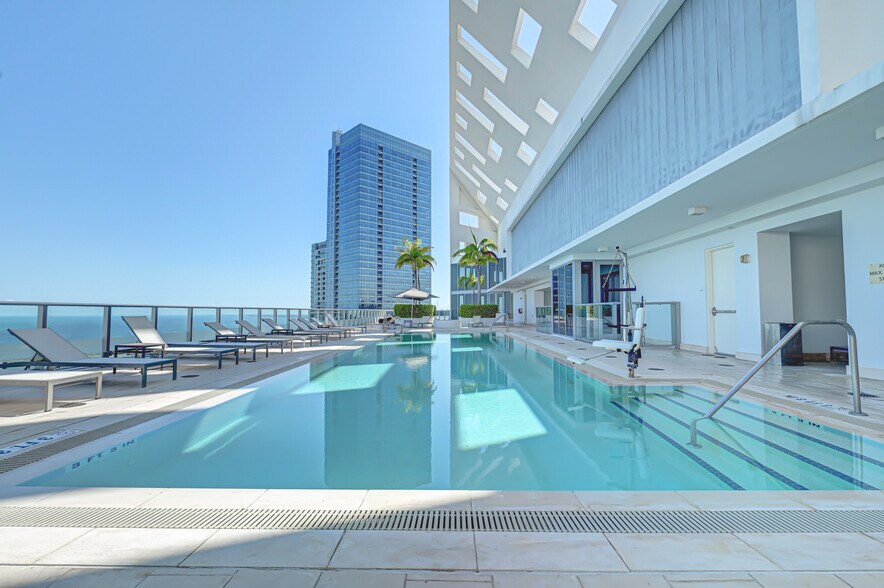 1300 Brickell Bay Dr, Miami, FL à vendre - Photo de l’immeuble – Image 3 sur 11