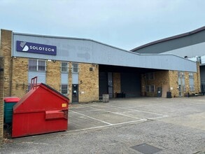 3-7 Cumberland Ave, Londres à louer Photo de l’immeuble– Image 2 sur 5