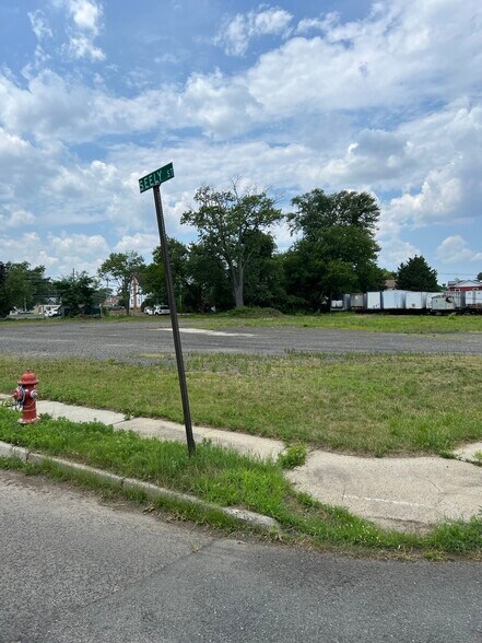 Railroad Ave, Belford, NJ à louer - Photo de l’immeuble – Image 3 sur 4
