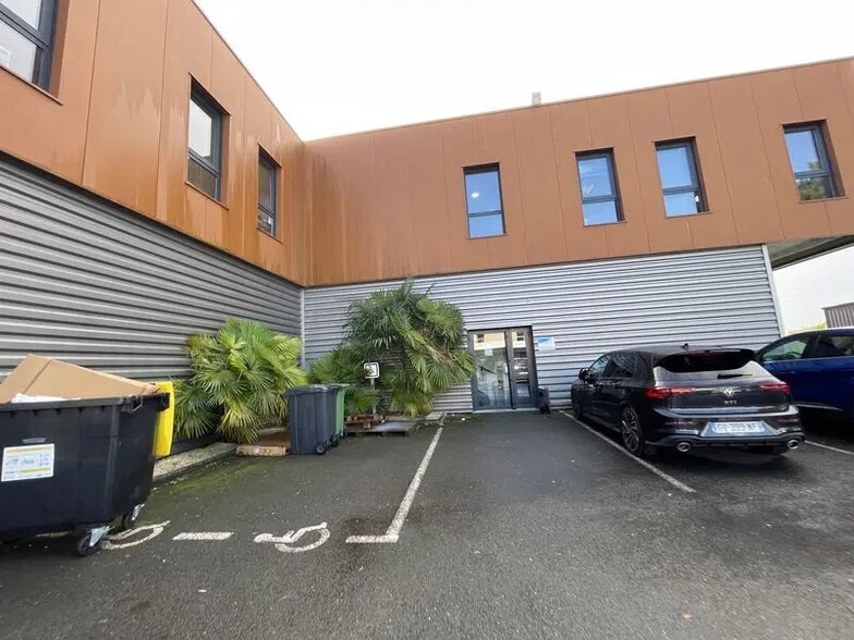 Local d'activités dans Canéjan à vendre - Photo de l’immeuble – Image 2 sur 8