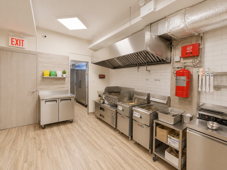 39-21 Bell Blvd, Bayside, NY à louer - Photo de l’immeuble – Image 3 sur 11