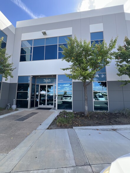 7663 N San Fernando Rd, Burbank, CA à louer - Photo de l’immeuble – Image 3 sur 20
