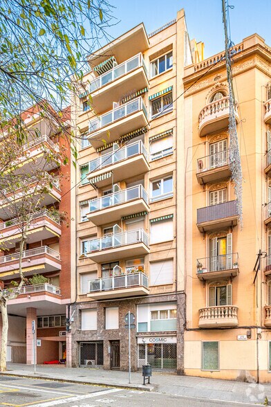 Immeuble residentiel dans Barcelone, Barcelona à vendre - Photo principale – Image 1 sur 1