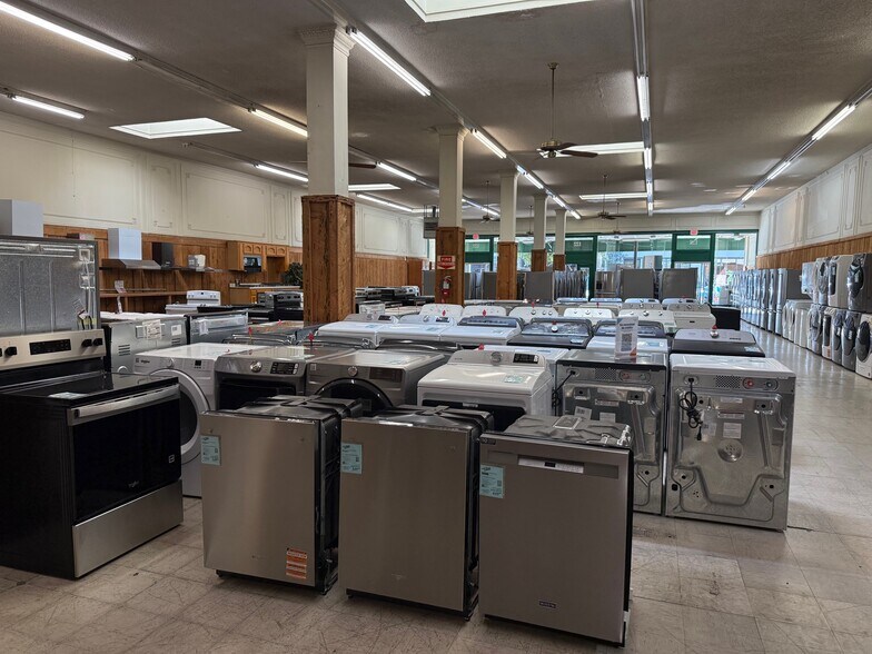 122 W 7th St, Hanford, CA à vendre - Photo intérieure – Image 2 sur 12