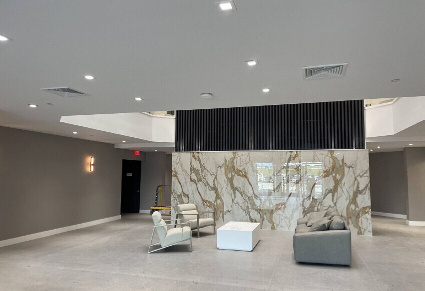 710 Route 46 E, Fairfield, NJ à vendre - Hall d’entrée – Image 2 sur 4